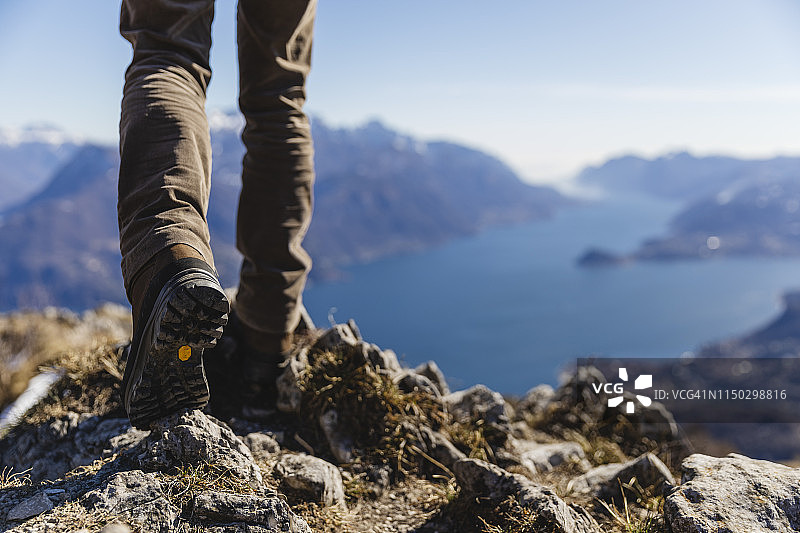 意大利科莫岩石上的登山靴细节图片素材