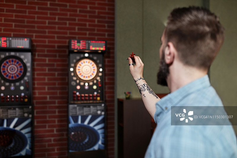 男人玩飞镖图片素材