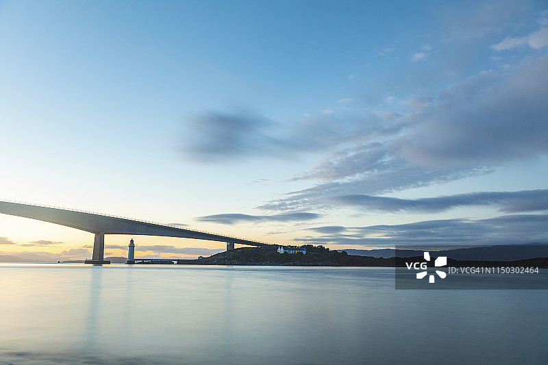 英国苏格兰斯凯岛桥梁黄昏时长曝光景色图片素材