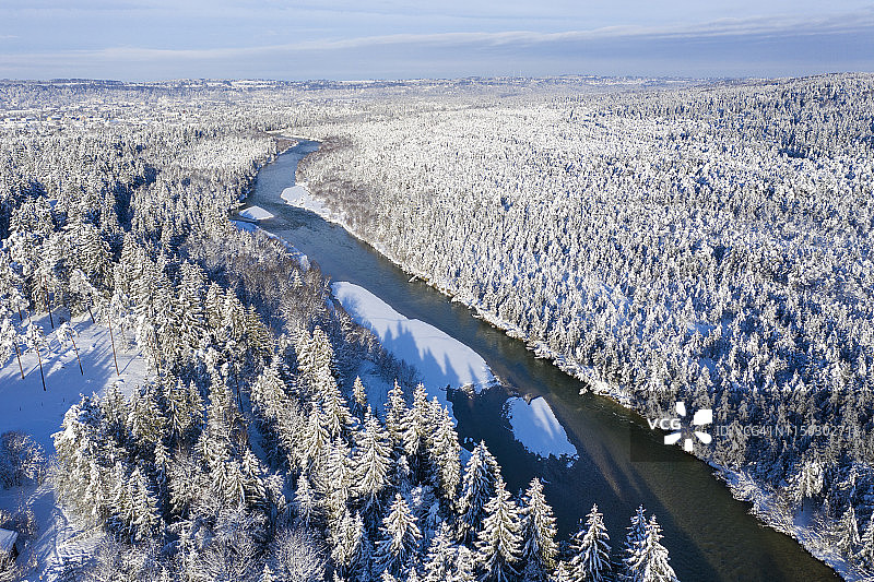德国巴伐利亚：冬季盖雷茨里德和沃尔夫拉茨豪森之间的伊萨尔河及其漫滩鸟瞰图片素材