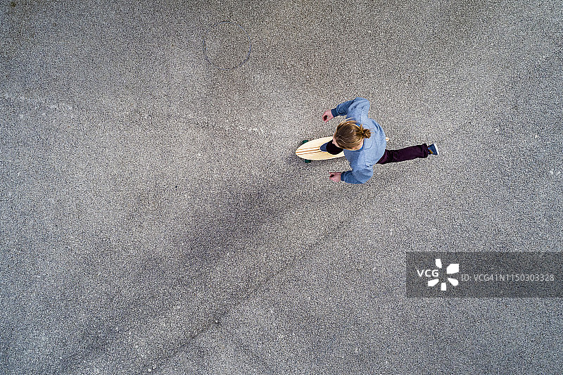 玩长板的男人（俯视）图片素材