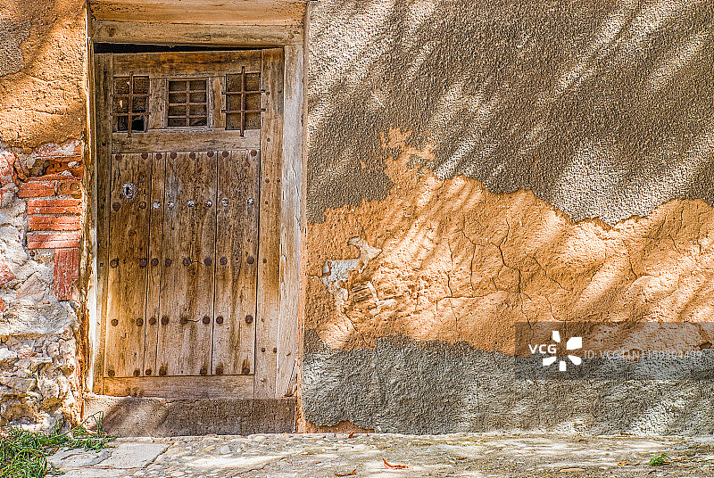 废弃建筑的中世纪之门图片素材