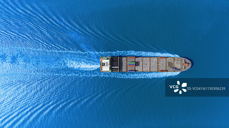 航拍蓝色海洋集装箱船，用于物流运输图片素材