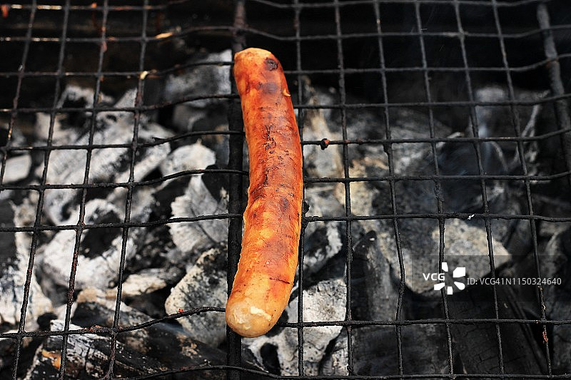 在烧烤架上烤巴伐利亚香肠图片素材