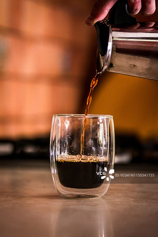 摩卡壶倒出的新鲜咖啡图片素材