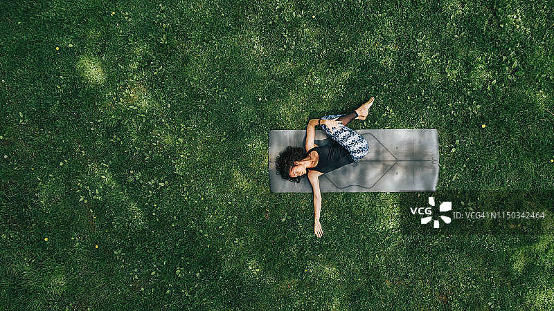 女人在公园里做瑜伽图片素材