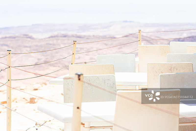 沙漠中的户外咖啡厅图片素材