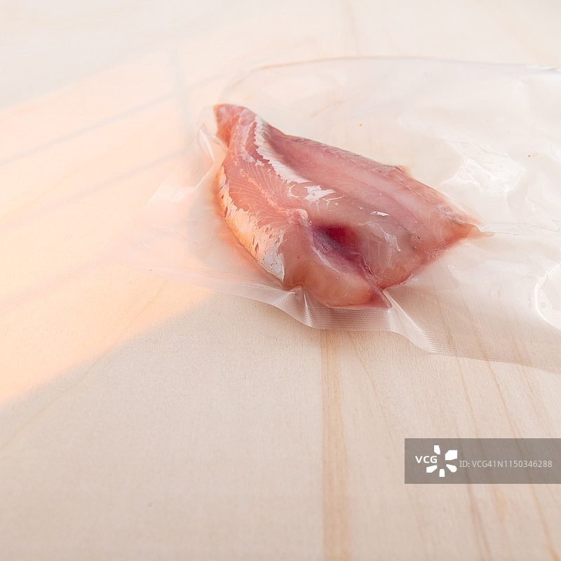 真空密封的红鲂鱼片图片素材
