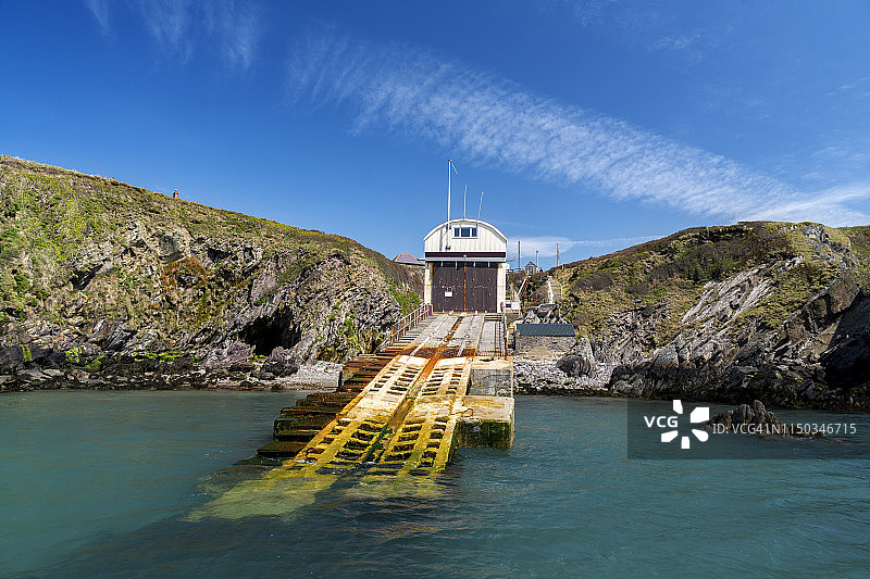 彭布罗克郡海岸小径上的圣戴维兹老救生艇站图片素材