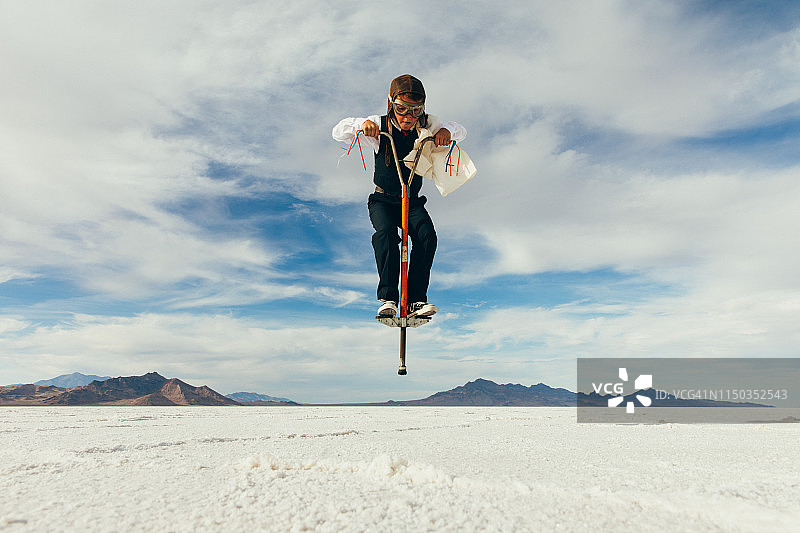 玩跳跳杆的男孩图片素材