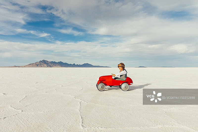 开玩具车的年轻商务男孩图片素材