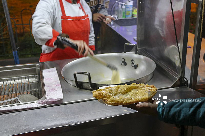 售卖油炸馅饼的食品摊位图片素材