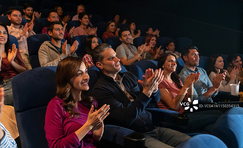 在剧院里快乐的人们为戏剧鼓掌图片素材