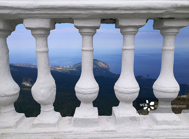 阳台栏杆的蓝色海景图片素材