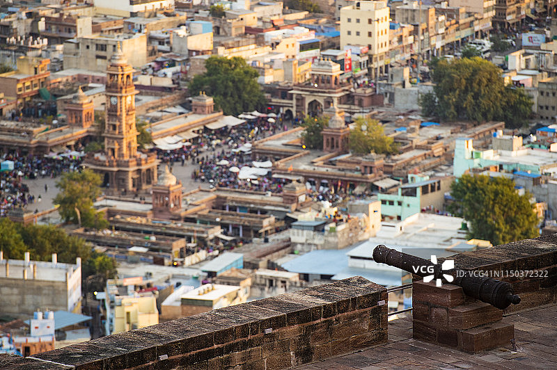 焦特布尔梅兰加尔堡，以前景中的大炮为衬托，背景是钟塔和萨达市场的美景，印度拉贾斯坦邦图片素材