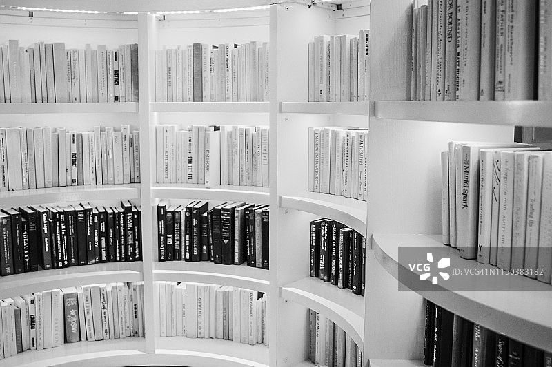 按颜色排列书籍的现代家居装饰图片素材