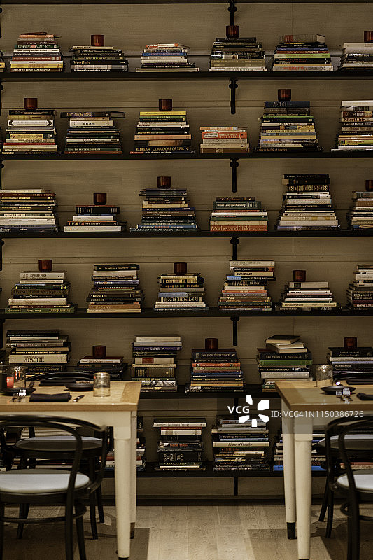 带有书墙的餐厅区域图片素材