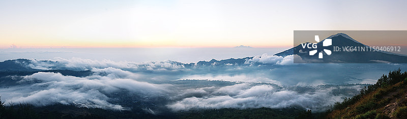 印度尼西亚巴厘岛火山上空图片素材