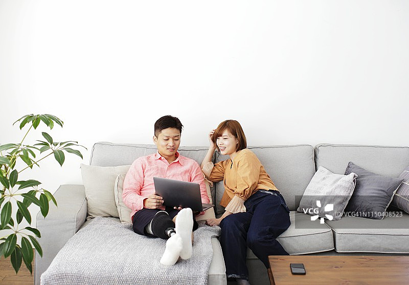 情侣使用笔记本电脑图片素材