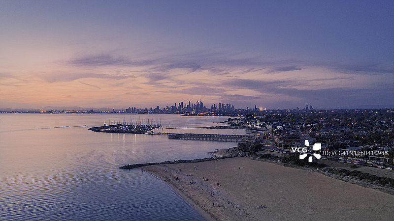 布莱顿海滩和墨尔本天际线鸟瞰图片素材