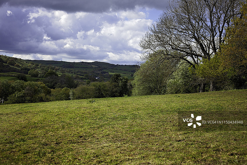 穿越田野图片素材
