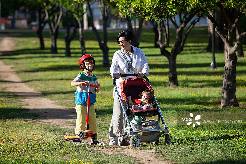 母亲、儿子和女儿在公园里共度美好时光图片素材