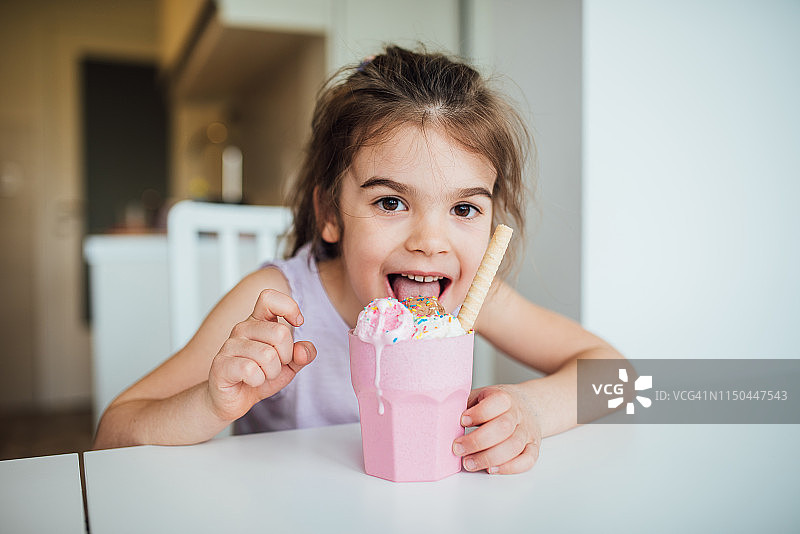 吃冰淇淋的女孩图片素材