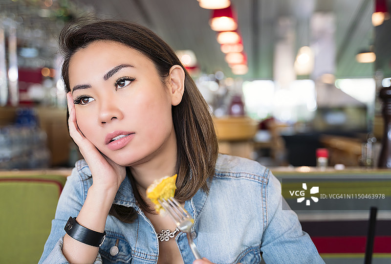 抑郁，收到坏消息的女人肖像图片素材