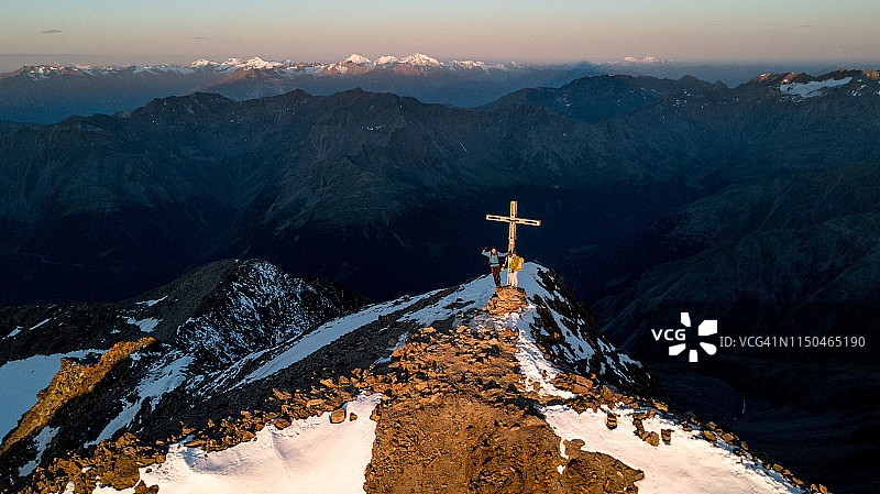 高山辉光照耀山顶十字架的视角图片素材
