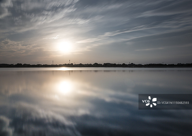阳光映照湖面图片素材
