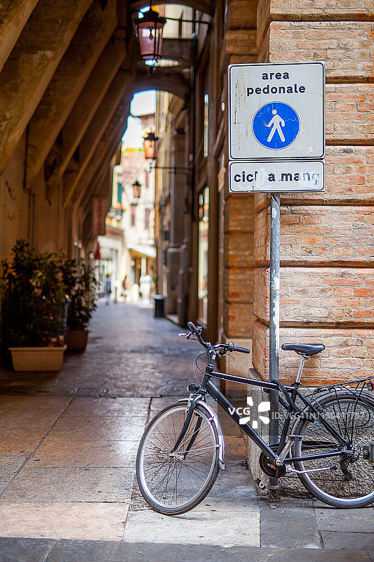 意大利特雷维索人行道上的自行车图片素材