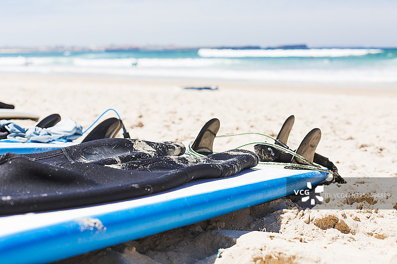 海滩上的冲浪板图片素材