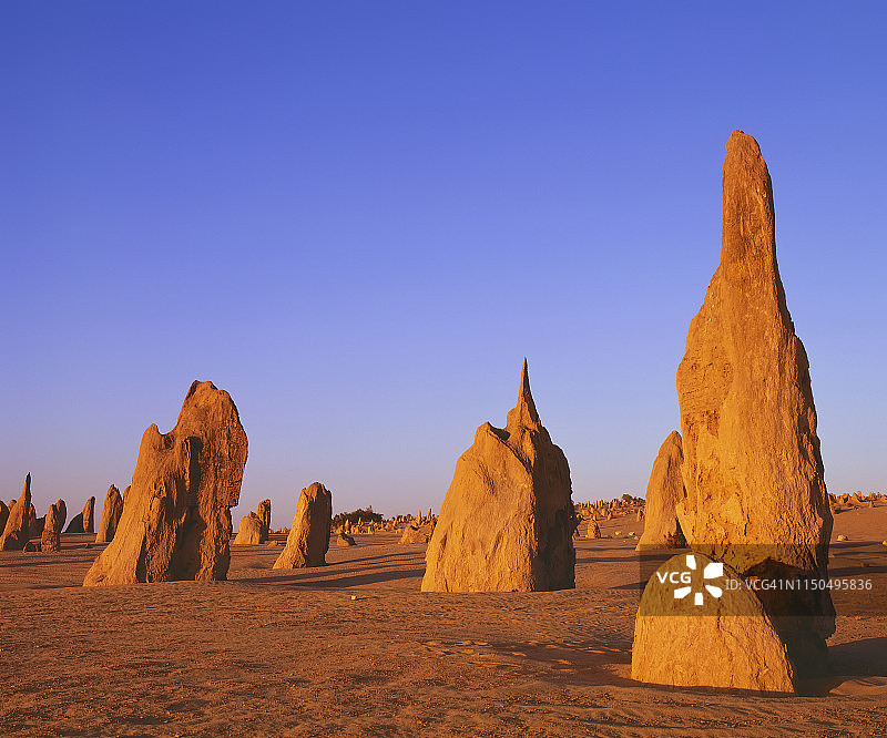 尖峰石阵沙漠图片素材