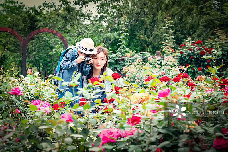 母子在花园里图片素材