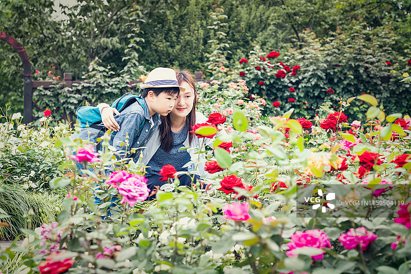 母子在花园里图片素材