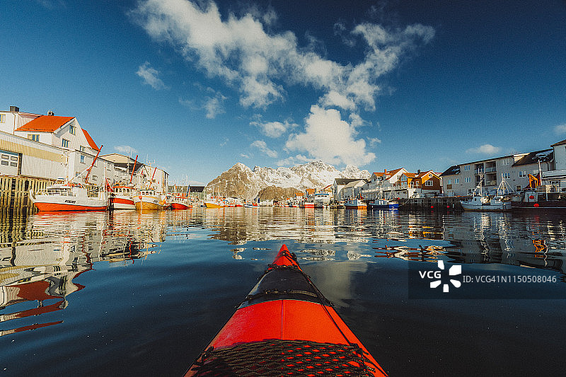 在亨宁斯维尔村划皮划艇图片素材