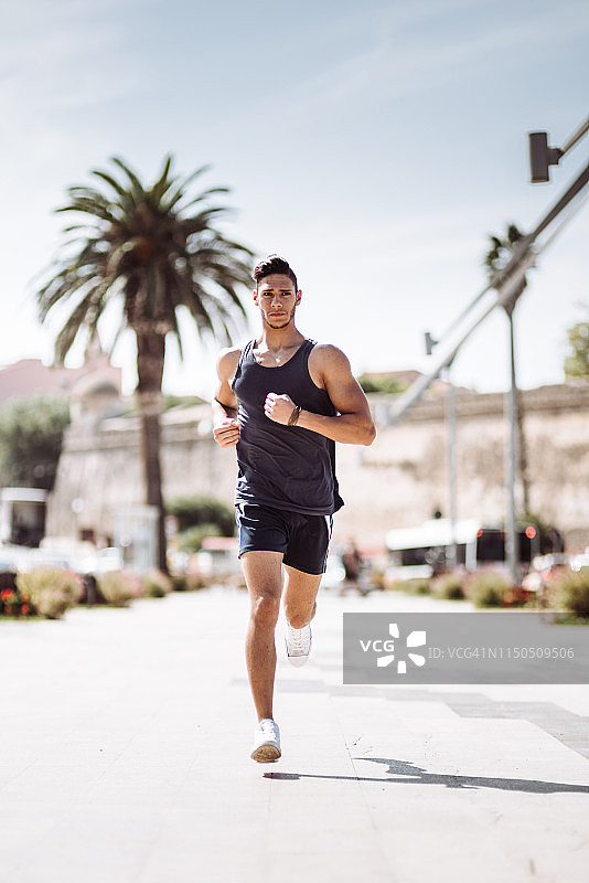 男人在白天城市街道上奔跑图片素材