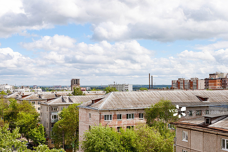 俄罗斯卡卢加，2019年5月11日：天空餐厅的老式红砖5层房屋顶视图图片素材