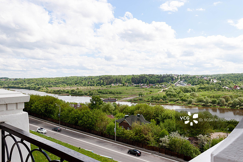 俄罗斯卡卢加：奥卡河大桥观景台城市入口图片素材