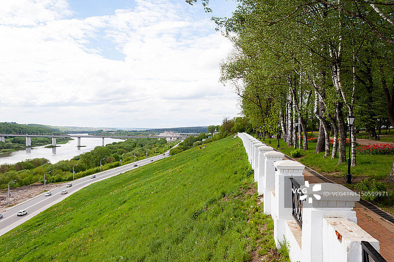 俄罗斯卡卢加：奥卡河大桥观景台城市入口图片素材