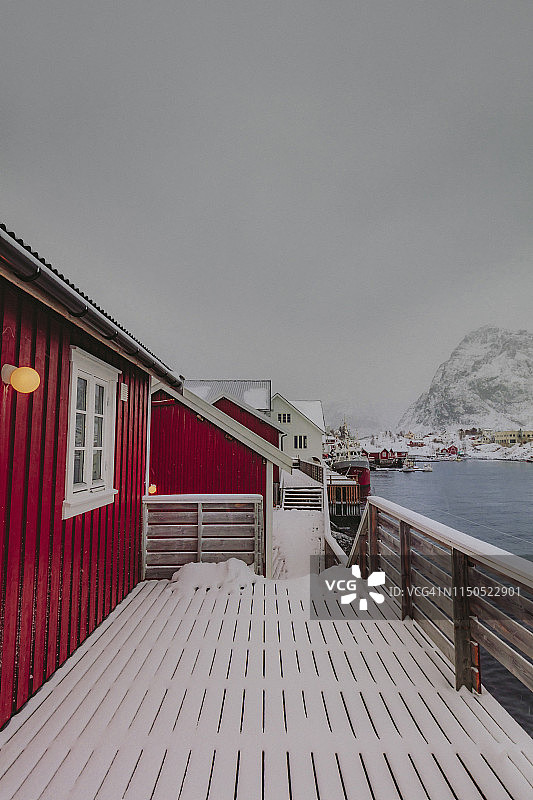 罗弗敦索尔瓦根被白雪覆盖的典型红房子图片素材