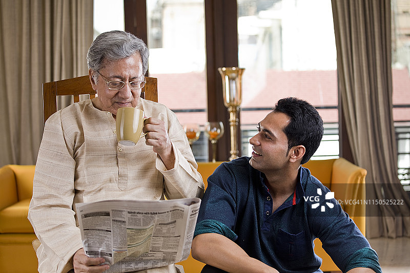 和年迈父亲在家的男人图片素材