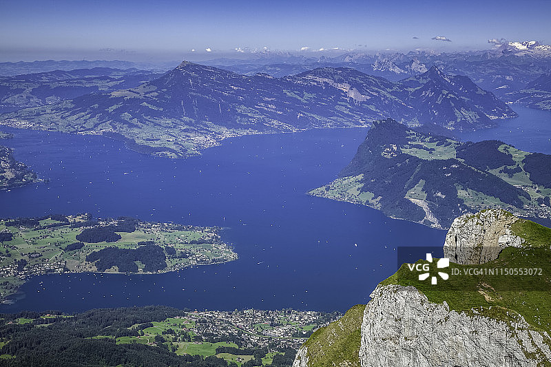 瑞士阿尔卑斯山的湖泊和鲜花图片素材