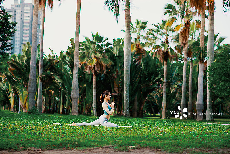 在亚洲做瑜伽的千禧一代女性 - 哈奴曼式图片素材