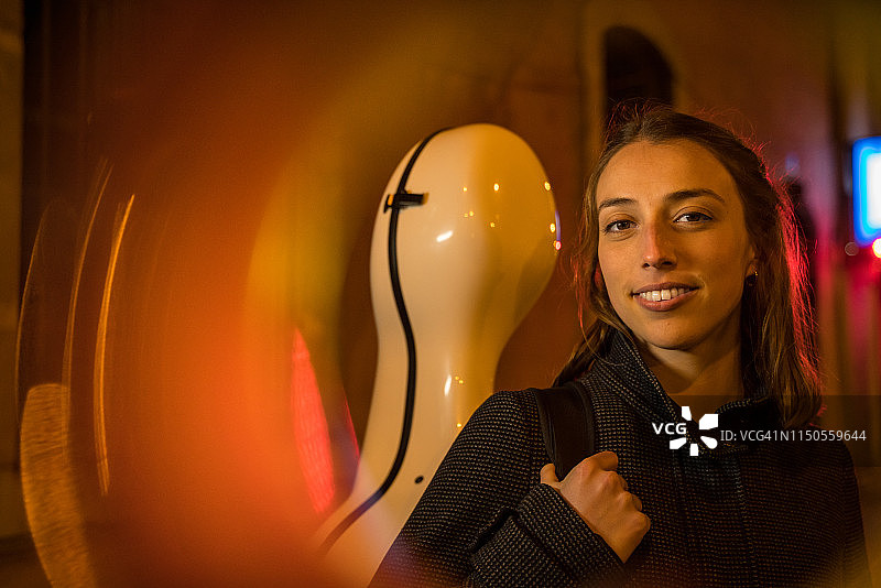 年轻音乐家携带大提琴图片素材