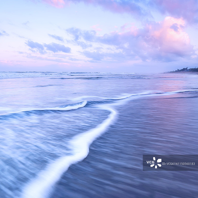 巴厘岛 Canggu Berawa 海滩的日出与海浪图片素材
