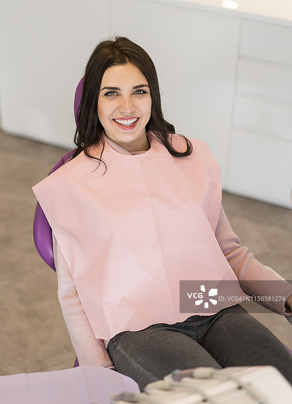 坐在牙科诊椅上的年轻女人图片素材