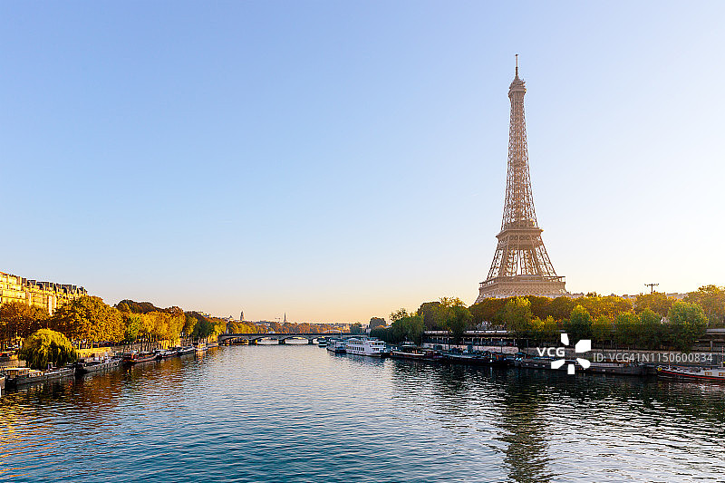 日出时分的埃菲尔铁塔和塞纳河图片素材