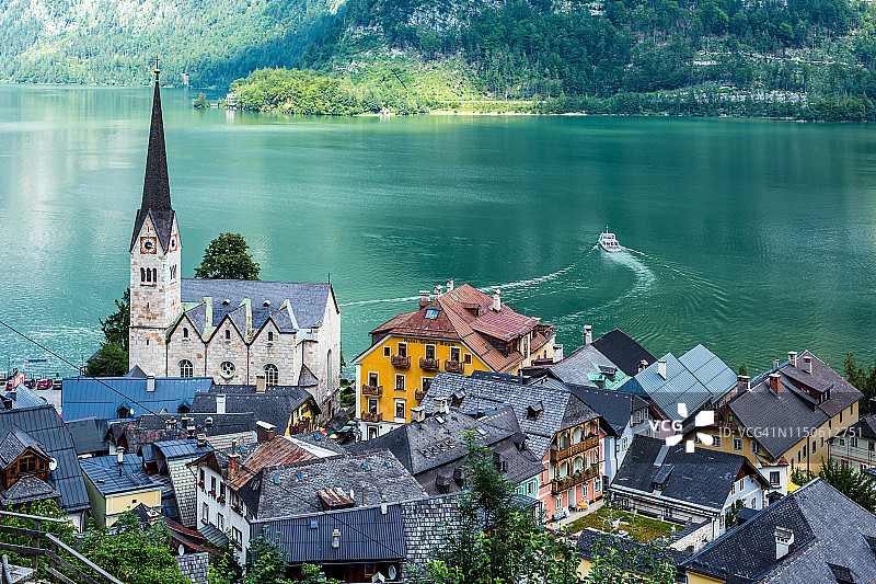 奥地利哈尔施塔特村庄和哈尔施塔特湖图片素材