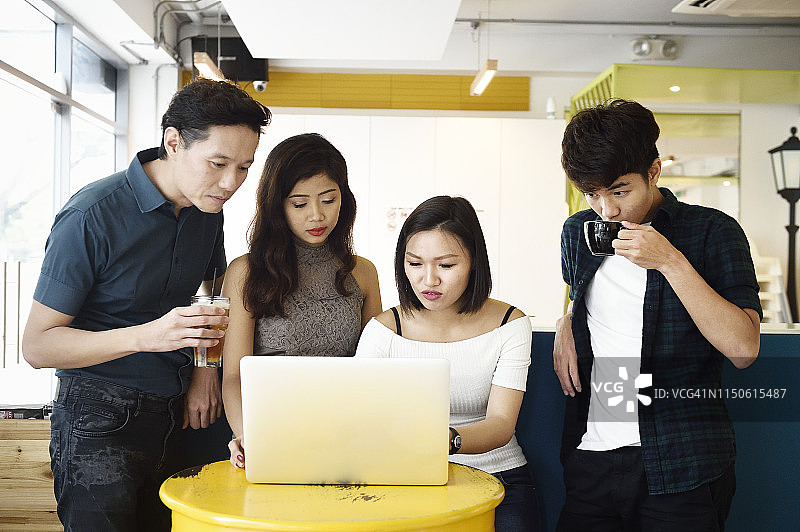 亚洲年轻人在联合办公空间使用笔记本电脑工作图片素材